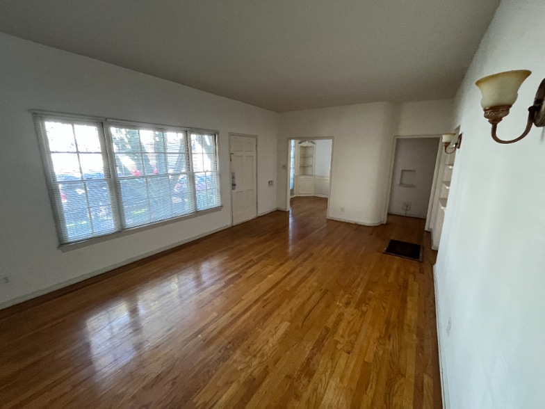 Building Photo - 141 1/2 Sweetzer Ave