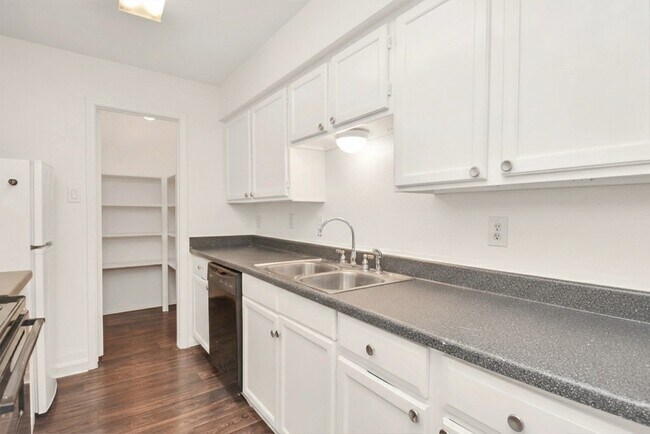 Building Photo - 7400 Bellerive Dr