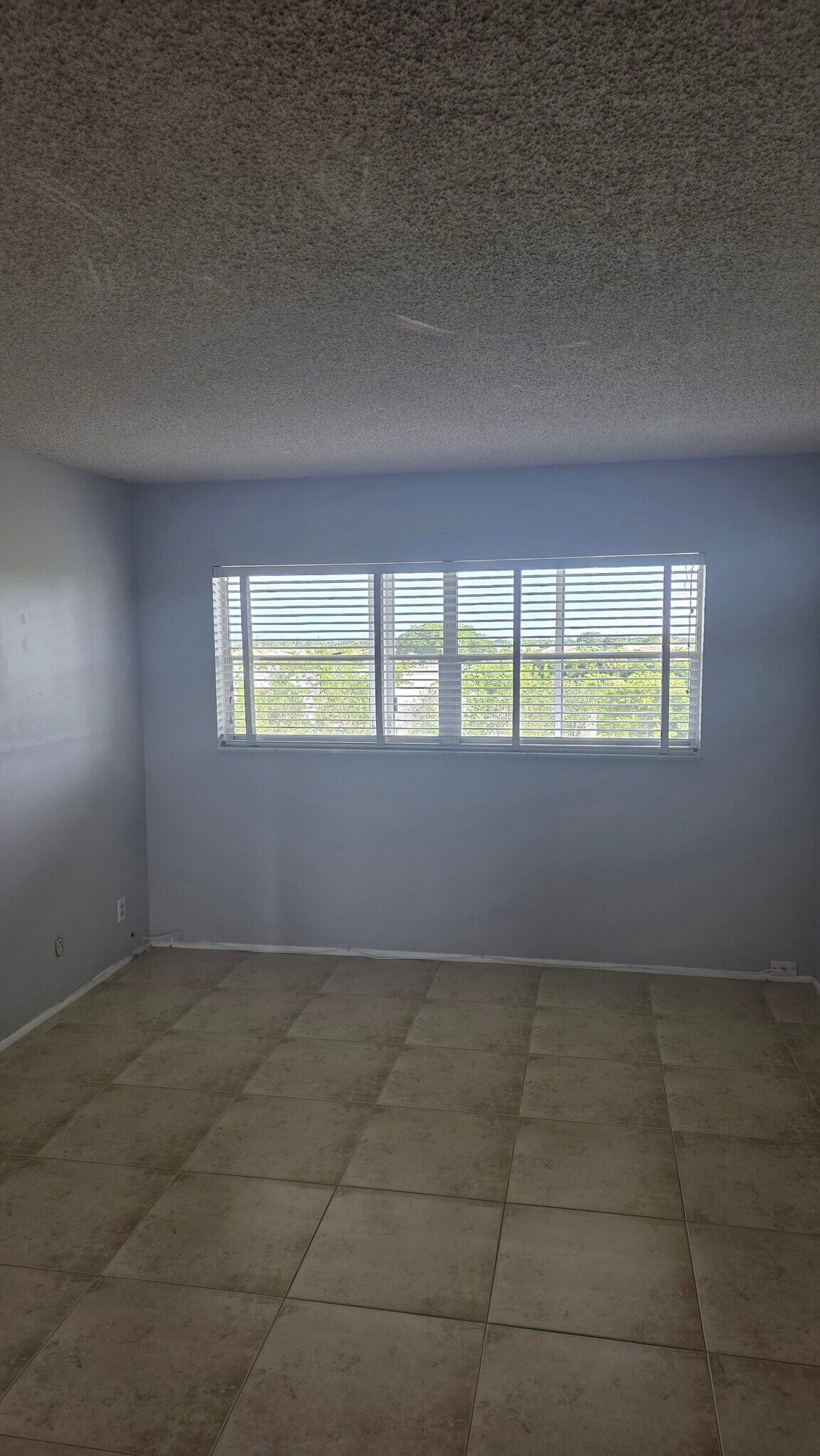 Building Photo - 950 Hillcrest Dr