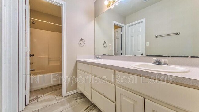 Building Photo - 9834 Risky's Ranch Dr