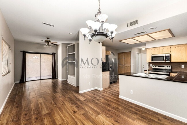 Building Photo - 2024 N Sunset Dr