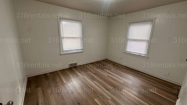 Building Photo - $1045 - 3 bed 1 bath - Single Family Home