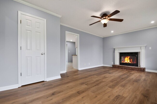 Building Photo - Pet Friendly on Three Acres!