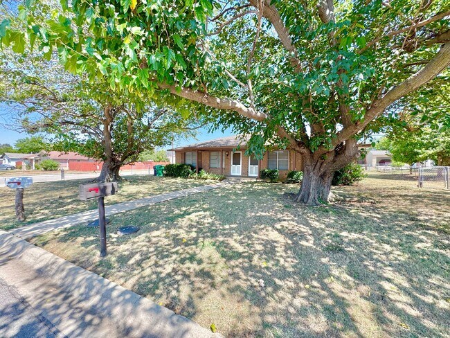Building Photo - Charming 2 Bed 1 Bath Duplex - Walk to Sch...