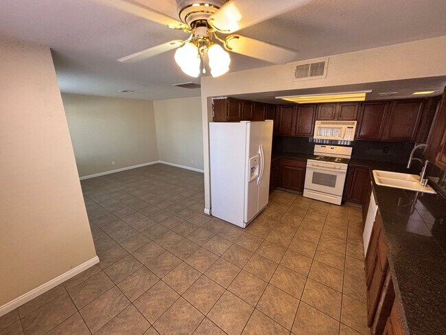 Building Photo - Spacious 3BED/3BATH Two story home located...