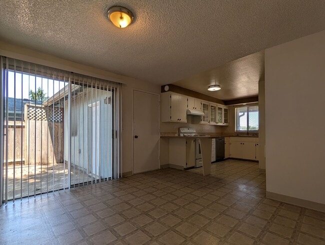 Building Photo - 3-bedroom, 1-Bath Duplex On a Corner Lot In The Bethel Area
