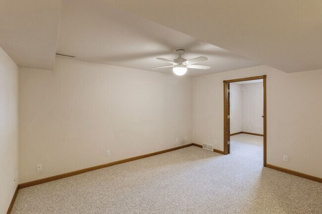 Building Photo - FINISHED BASEMENT WITH FENCED YARD! 4 Bedroom, 3.5 Bathroom Home in Ames