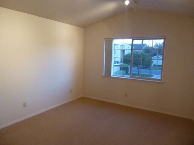 Building Photo - 3BR/3BA Townhouse Near Waller Park, just a...