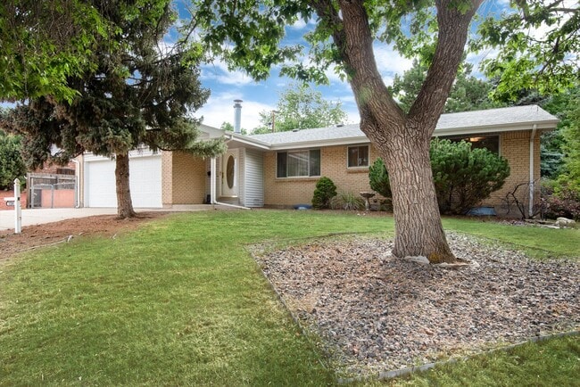 Building Photo - Vintage 5 bed Home in Green Mountain Estat...