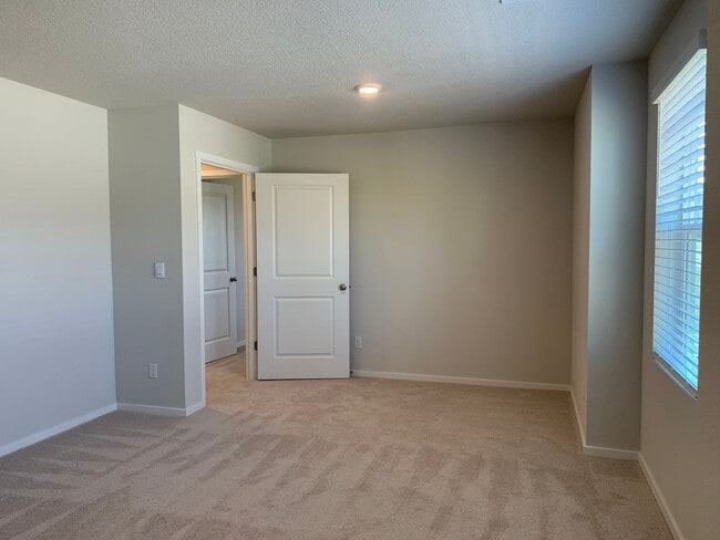 Building Photo - 4 BED/2.5 BATH PLUS A HUGE BONUS ROOM! HIGH END FINISHES! LARGE FENCED BACKYARD !