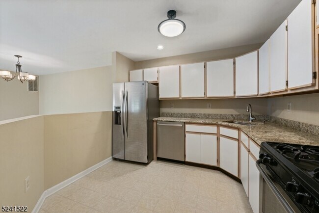 Building Photo - 45 Maple Ln