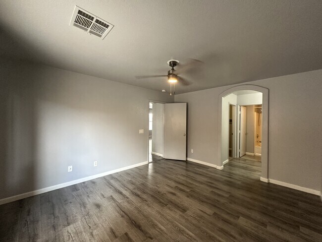 Building Photo - 10911 Vallerosa St