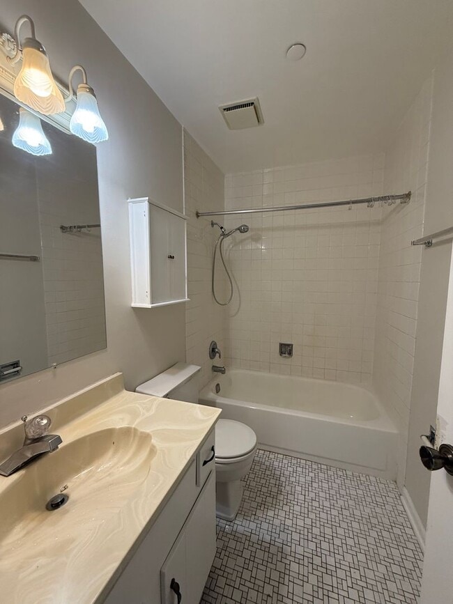 Building Photo - Stunning 2 Bed, 2 Bath Condo Available for Rent