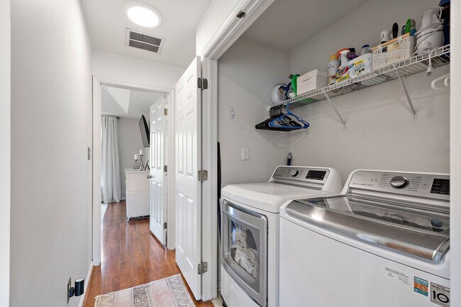 Building Photo - Beautiful Townhome in Ballymeade