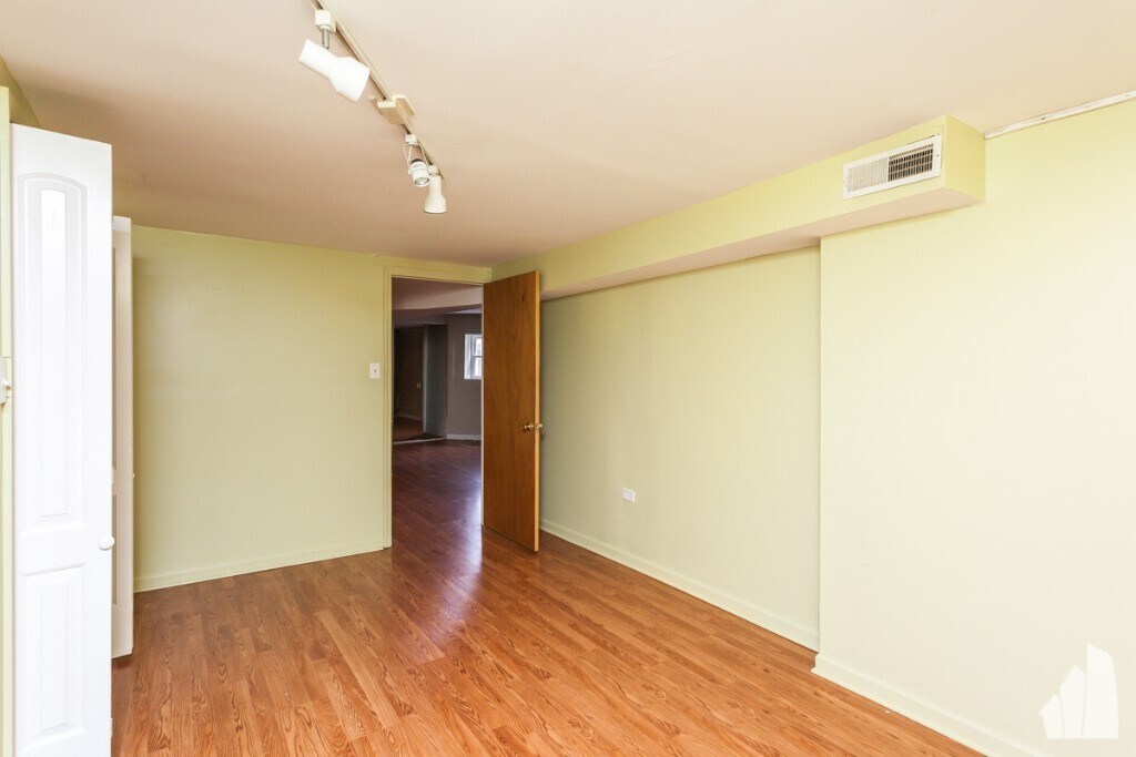 Building Photo - 2436 W Diversey Ave