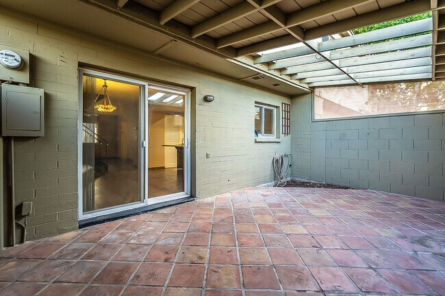 Building Photo - Charming 3 bedroom townhome near everything!