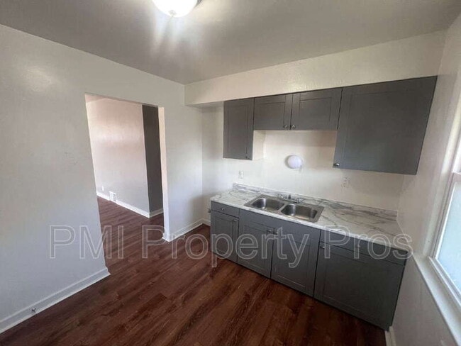 Primary Photo - 5650 N 61st St