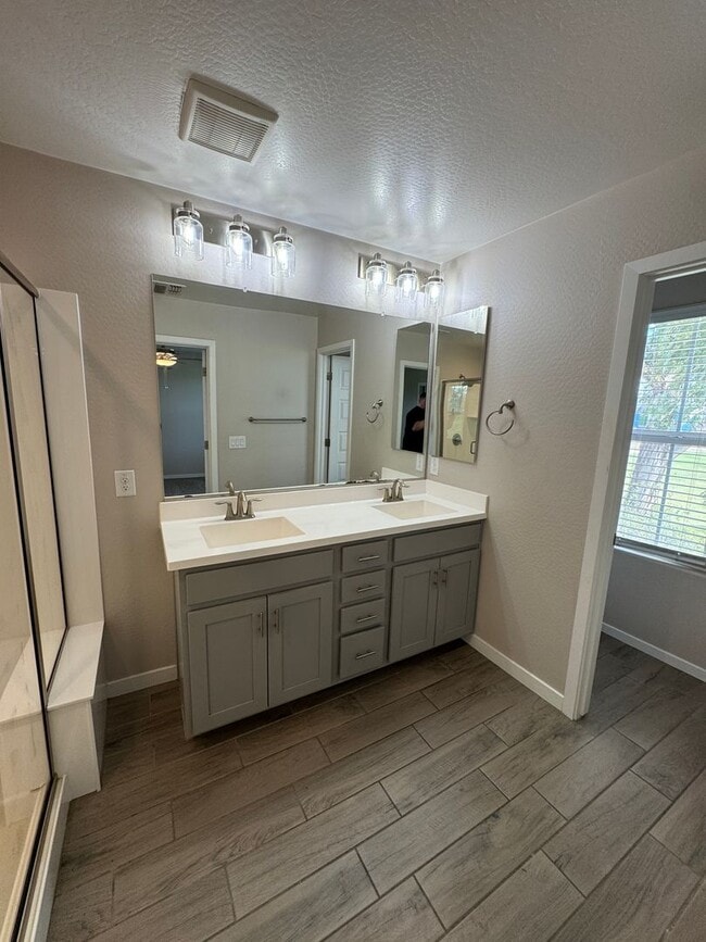 Building Photo - Unique opportunity! 3 bedrooms & 2.5 baths...