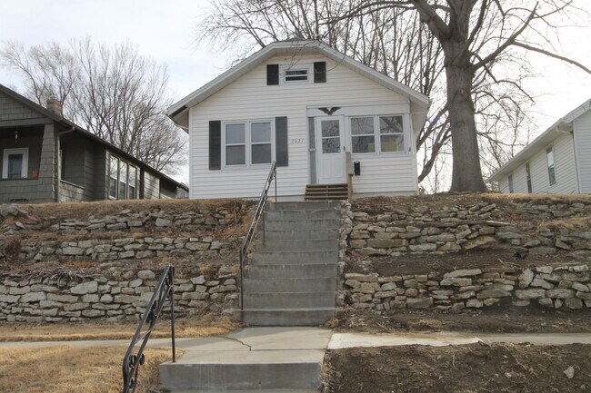 Building Photo - Beautiful House in The Benson Area! Large 2 car Garage!