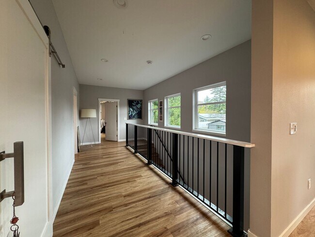 Building Photo - 6 Bed 5 Bath House Newer Updated Near Happy Valley, Fairhaven, WWU