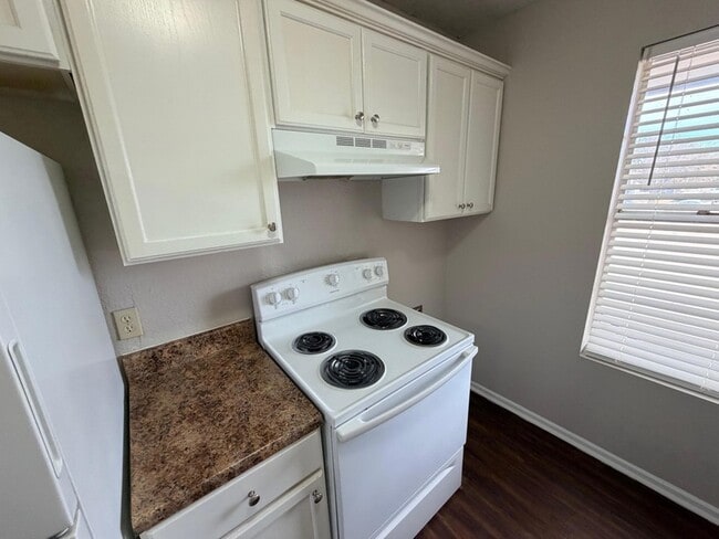 Building Photo - 3302 Salisbury Ave