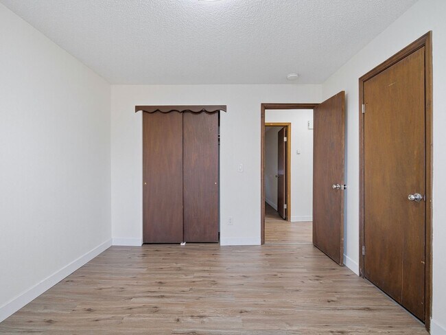 Building Photo - Remodeled 2 Bedroom, 1 Bathroom Apartment- Close to shopping!