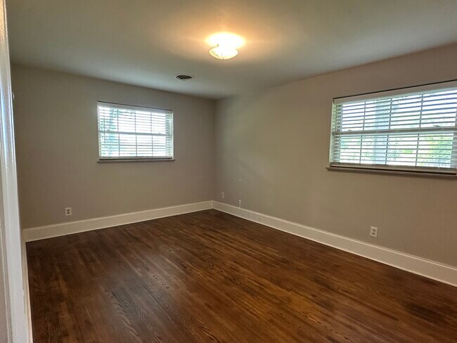 Building Photo - 1600 Plumcrest Dr