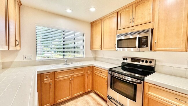 Building Photo - Beautiful, End Unit Condo, in the Very Des...