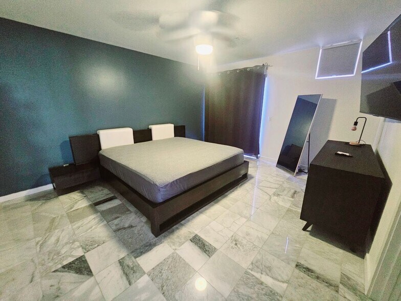 Building Photo - 1111 W University Dr