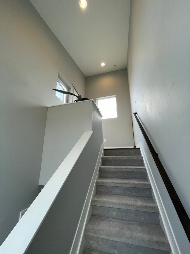 Building Photo - 1957 Eaton St