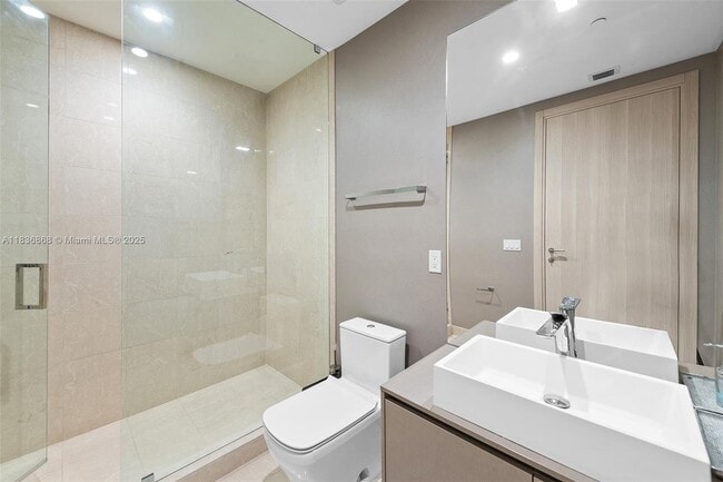 Building Photo - 1000 Brickell Plz