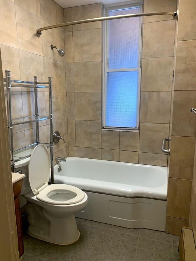 Building Photo - 2/1 Apartment in Highland Park - Available Now!