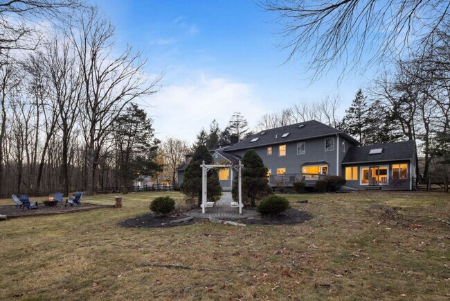 Building Photo - 11 Viola Rd