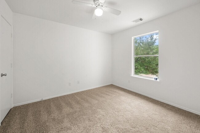 Building Photo - 29627 Evergreen Hills Dr