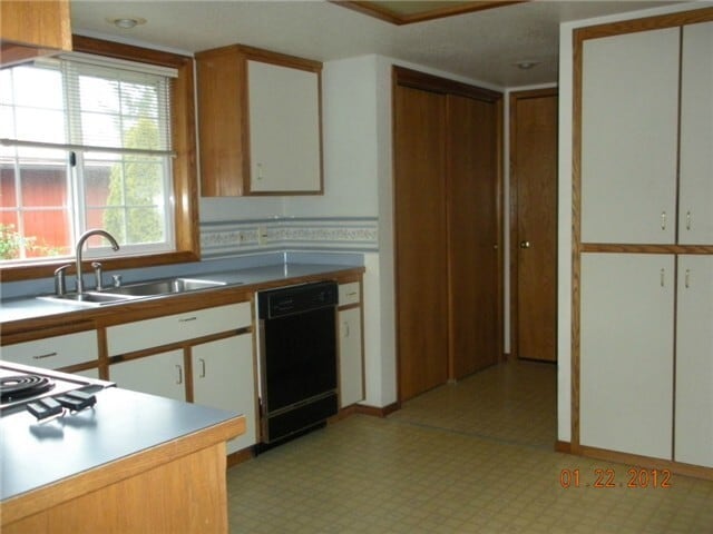 Building Photo - Spacious Home With Sunroom