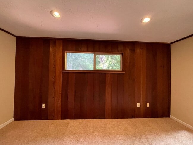 Building Photo - 4 bed, 3 bath split-level home in a private, forested setting (Bayside)