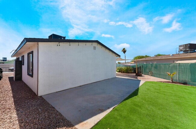 Building Photo - 2 Bedroom 1 bath Single Story Home on Large Lot with Solar and Water Purification