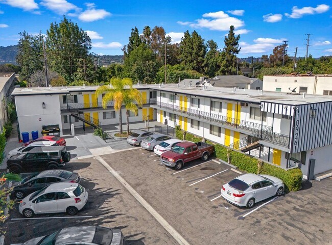 Building Photo - 10926 Hortense St