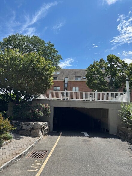 Garage and storage space - 15 River Rd