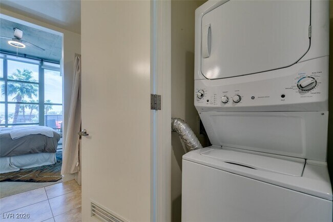 Building Photo - 353 E Bonneville Ave