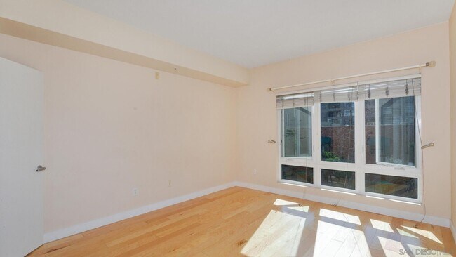 Building Photo - Perfectly located 1 bed/1 bath unit in Dow...