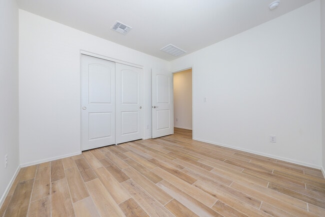 Building Photo - 9122 E Red Blf Ct