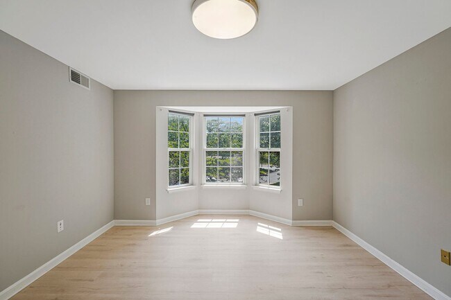 Building Photo - Monument Court E #201/Lee (CR/PPM)
