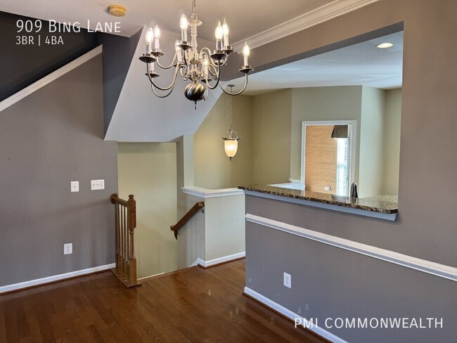 Building Photo - 3 bed/3.5 bath townhouse (available now)