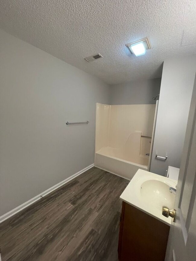 Building Photo - Charming 2-Bed, 2-Bath Townhouse in NW Kno...