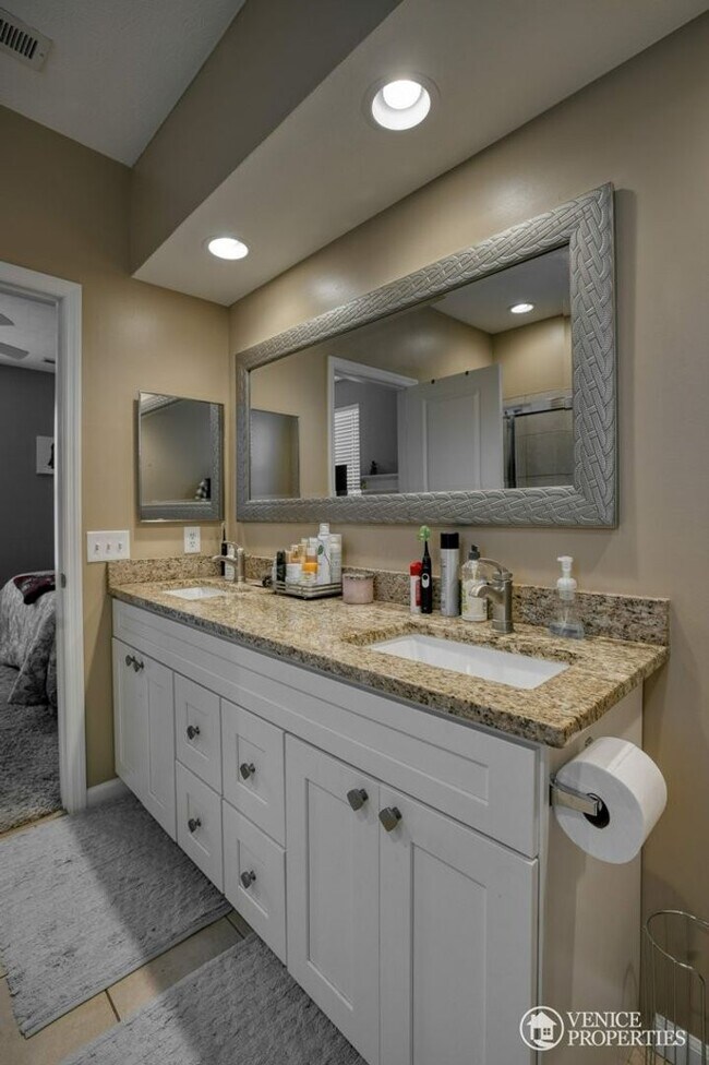 Building Photo - Two Bedroom with Garage near Grandview