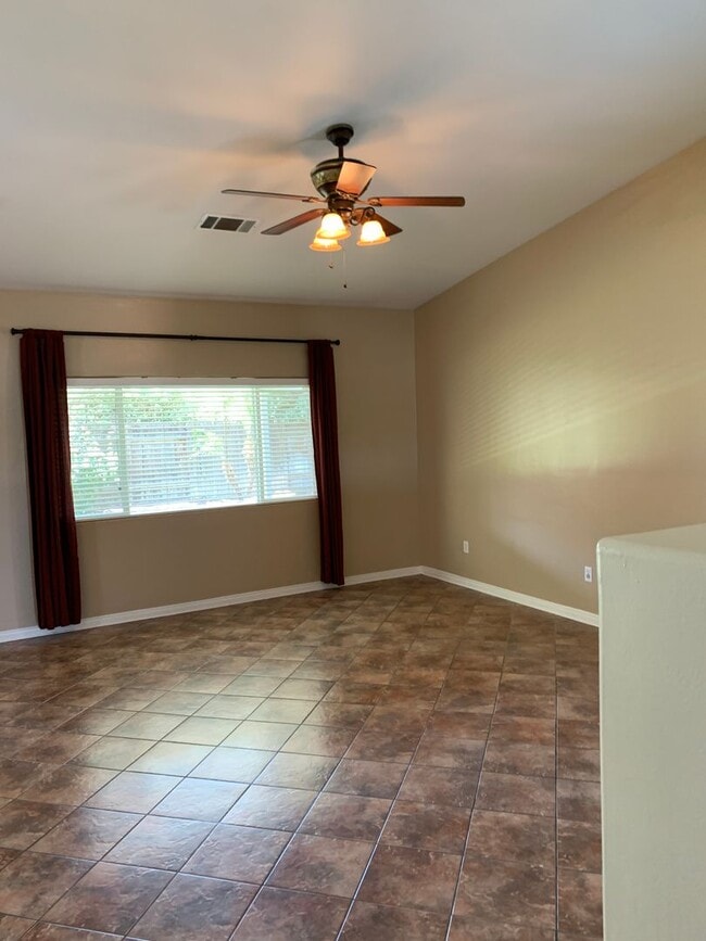 Building Photo - River Oaks Area Stockdale Highway & Buena Vista 93311 4+2 $2600