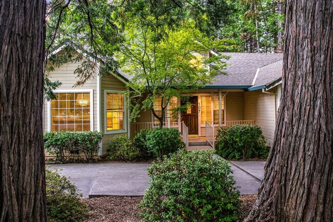Building Photo - Spacious 3 Bedroom 2 Bathroom Home in Conv...
