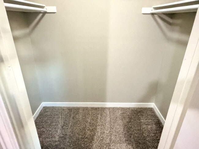 Building Photo - Updated Townhome with Covered Parking!