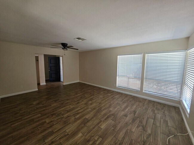 Building Photo - Two Bedroom Two Bathroom Duplex in Hemet!